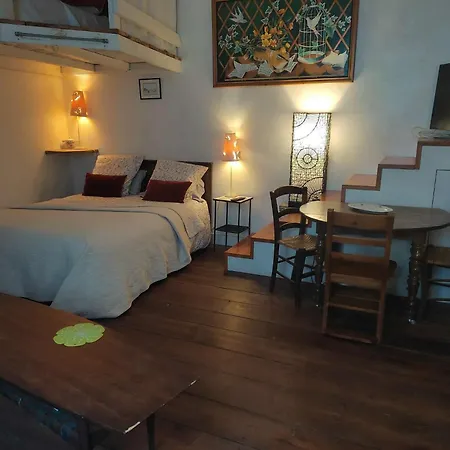 Le Miroir Aux Fées Bed & Breakfast
