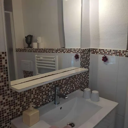 Le Miroir Aux Fées Bed & Breakfast 2*