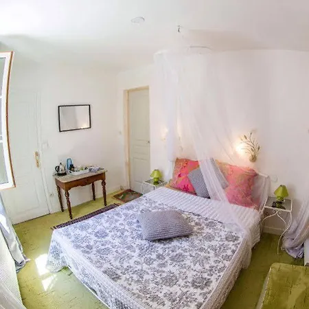 Le Miroir Aux Fees Bed & Breakfast 3*