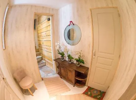 Le Miroir Aux Fees Bed & Breakfast 3*