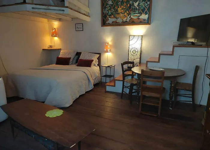 Le Miroir Aux Fees Bed and Breakfast