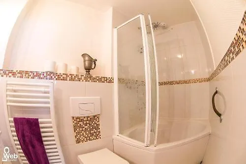 B&B Le Miroir Aux Fees 3*